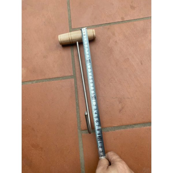 Cây móc lấy vịt quay lu chữ T cán bằng Inox - GỗCây móc lấy vịt quay lu chữ T cán bằng Inox - Gỗ