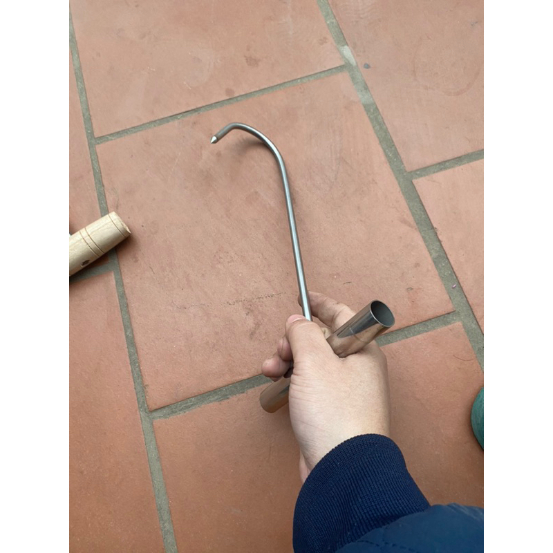 Cây móc lấy vịt quay lu chữ T cán bằng inox và gỗ