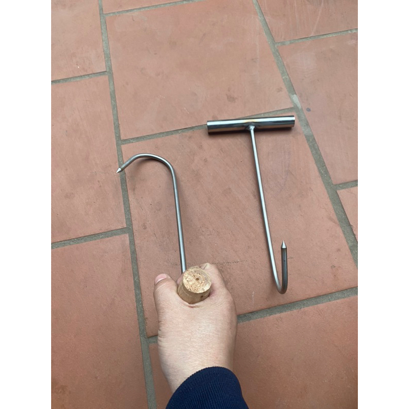 Cây móc lấy vịt quay lu chữ T cán bằng inox và gỗ